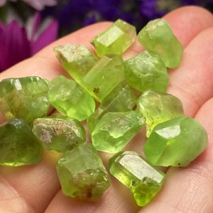 Énormes cristaux de péridot vert olive terminés naturels cristal de péridot certifié GIA brut pour la fabrication de bijoux - Product Image 5
