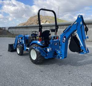 Tractor de cortacésped para montar versátil LS con cargador frontal y retroexcavadora de 28V con caja de césped para uso residencial Máquina usada - Product Image 4