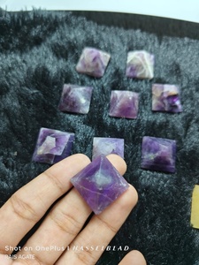 Cristal naturel de pierre de pyramide d'améthyste de haute qualité utilisé pour la guérison et l'astrologie Pyramide pour la grille de Reiki et la correction de Vastu - Product Image 4
