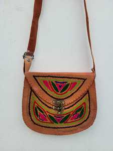 Sling Bag de cuero hecho a mano de nueva generación étnica hecha a mano, forro de algodón de moda de alta calidad, estilo bordado de moda - Product Image 6