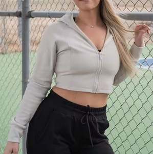 Sweat à capuche court de marque OEM pour femmes, marque privée, conception personnalisée, fournisseur de gros de coton et polaire - Product Image 4