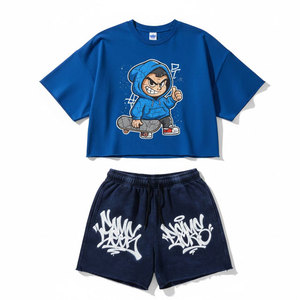 Ensemble deux pièces inspiré du streetwear pour hommes, t-shirt graphique et short, design audacieux pour les jeunes hommes, mode décontractée, rouge et noir audacieux - Product Image 1