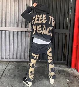 Survêtement d'automne personnalisé respirant coupe ample pour homme, style streetwear, avec patchs déchirés et patchwork, comprenant un sweat à capuche épais et un pantalon de survêtement - Product Image 2