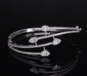 Bracelet en or blanc 14 carats moderne avec diamants baguette naturelle et diamants ronds design abstrait manchette ouverte - Product Image 1