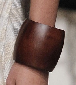 Bracelets en bois polis à la main avec surface lisse, couleurs personnalisées imperméables - Look traditionnel élégant pour femmes, pour cadeaux d'affaires - Product Image 4