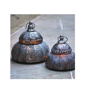 Lanterne décorative en fer faite à la main avec un design rustique vintage pour la décoration de mariage, les intérieurs de maison et les espaces de jardin extérieurs - Product Image 1