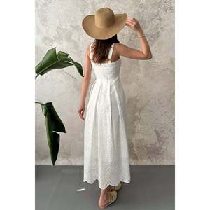 Robe blanche à bretelles brodée - Blanc - Product Image 5