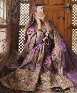 ชุด Kurta dupatta ผ้าฝ้ายสุดชิคสำหรับงานแต่งงานพร้อมงานหินหรูหราและการปักลายดอกไม้ - Product Image 3