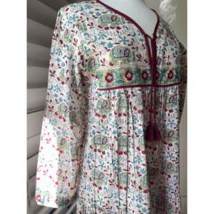 Vestido Maxi Vintage Hecho a Mano de los Años 60 con Estampado Floral, Cuello en V y Cintura Imperio con Diseño 'Elephant Walk' - Product Image 2