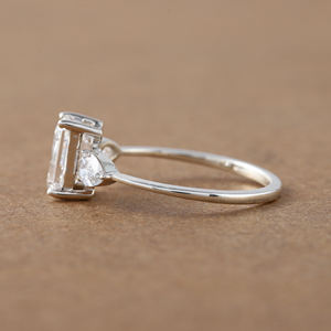 Emerald Cut Lab Grown Diamond Trois Stone Setting Luxueux Platine Bague de fiançailles Style tendance Bague cadeau pour femme IGI - Product Image 5