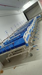 Lit médical manuel abordable à 2 manivelles avec cadre en acier hauteur réglable et tête de lit détachable pour les cliniques disponibles à la vente - Product Image 5