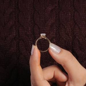 Anillo Clásico de Circonita de 1.03 Quilates, Corte Radiante, Oro Amarillo de 14K para Compromisos y Bodas - Product Image 5