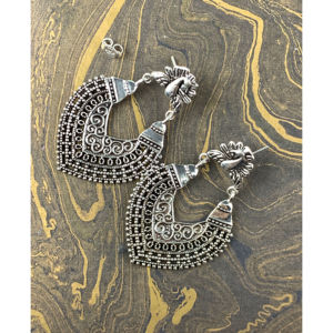 Boucles d'oreilles vintage en argent (16,9 grammes) avec design floral en forme de lustre, perles et pierres de diamant pour mariages et occasions spéciales - Product Image 1