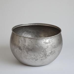 กระถางโลหะสำหรับตกแต่งสไตล์คลาสสิกโบราณได้รับการออกแบบอย่างสมบูรณ์แบบสำหรับการตกแต่งสวนที่หรูหราและการตกแต่งกลางแจ้งตามฤดูกาล - Product Image 1