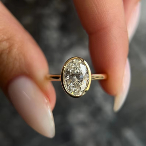 Bague de fiançailles 2 Carat E Color VVS2 Clarity IGI Certified Lab Grown Oval Cut Diamond avec lunette en or 14k Style Solitaire - Product Image 1