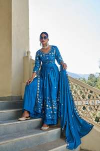 Tenue de soirée et mariage pour femmes de créateur Ensemble Kurta Sharara Dupatta attrayant à la mode Vêtements pakistanais Vente en gros Surat - Product Image 3