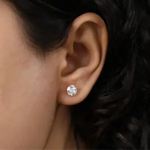 ต่างหูเงินแท้และทองคำประดับเพชรทรงกลมเพาะเลี้ยงในห้องปฏิบัติการ ความใสระดับ VS1 เครื่องประดับหรูหราสำหรับผู้หญิง - Product Image 6