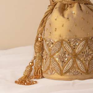 2024 Impresionante diseño bordado de seda cruda Potli Bags Party-Wear/Wedding Wear con cuentas de cristal Perlas Elegantes bolsos de noche - Product Image 1