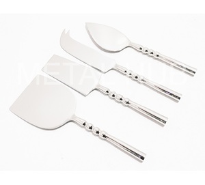 Ustensiles de couteaux à fromage contemporains avec poignées détaillées conçues pour l'hébergement élégant et les cadeaux de l'Inde - Product Image 1