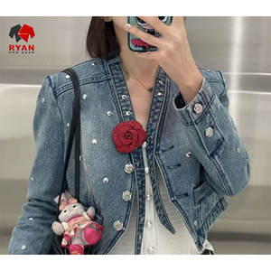 Veste en jean pour femme de haute qualité avec un denim à lavage doux, manches longues et un design décontracté tendance - Product Image 6