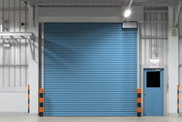 Porte de garage sectionnelle contemporaine Tradivas TRD4 de haute qualité, compatible avec les niveleurs de quai et le système d'interverrouillage automatisé