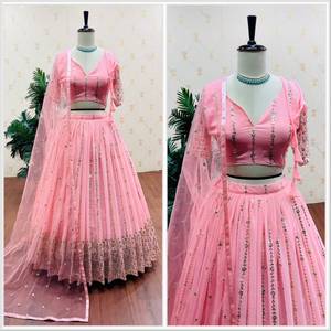 Magnifique Lehenga Choli rose avec dupatta, prêt-à-porter, de créateur indien, pour les fêtes, avec broderies et sequins. - Product Image 3