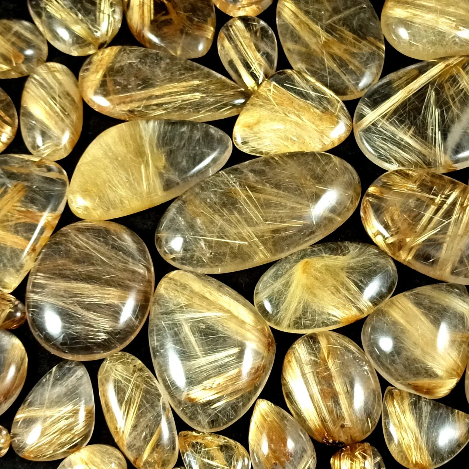 حجر روتيلا ذهبي طبيعي فضفاض من Cabochon بسعر الجملة، مجوهرات ذات شكل مختلط من الأحجار الكريمة