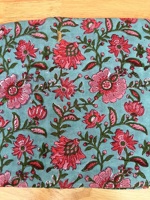 Kain katun murni premium dengan motif bunga berwarna merah muda cerah, pola bunga merambat yang indah dicetak di atas kain berwarna biru kehijauan lembut.