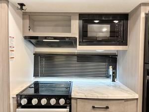 NUEVO D-U-T-C-H-M-E-N RV K-O-D-I-A-K ULTIMATE 3221RLSL MODELO 2024 DE ALTO RENDIMIENTO, 36 pies de largo, 2000 kg de carga útil, color oscuro, en venta - Product Image 5