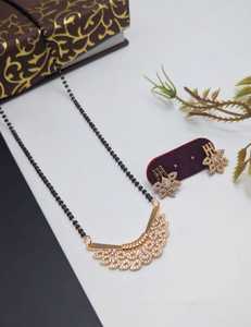 Ensemble de Mangalsutra de qualité supérieure anti-ternissement pour femme Mala de perles noires élégantes de 18 pouces avec pendentif élégant et boucles d'oreilles assorties - Product Image 3