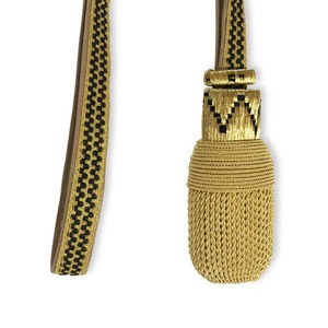 NUDO SABRE DORADO con CUADRADOS NEGROS |   Nudos Ceremoniales de Alambre de Bullion al por Mayor - Colores y Logotipo Personalizables - Product Image 1