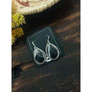 Boucles d'oreilles pendantes en forme de goutte d'eau, en argent sterling et en os de buffle blanc, fabriquées à la main par des artisans Navajo - Product Image 4