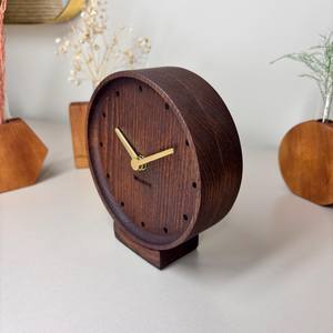 Reloj de mesa de madera de alta calidad que mejora la estética de la mesita de noche y ayuda a organizar las rutinas diarias. - Product Image 1