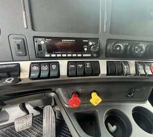 Camions tracteurs T680 d'occasion en excellent état, haute puissance, avec cabine et design aérodynamique pour une performance améliorée sur les longs trajets (2024) - Product Image 4