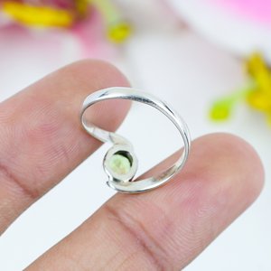 แหวนเงินแท้ประดับเพอริดอตทรงกลมสีเขียวธรรมชาติแบบคาโบชอง ดีไซน์มินิมอลแบบเปิดวง ประดับอัญมณี - Product Image 3