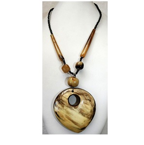 Collier pendentif en forme de trapèze en corne de buffle bleu Ensemble cadeau personnel de style moderne fait à la main - Product Image 2