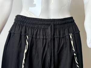 Pantalon palazzo noir élégant, confort, style et polyvalence. Conçu en tissu doux et respirant, coupe flexible pour un confort tout au long de la journée. - Product Image 4