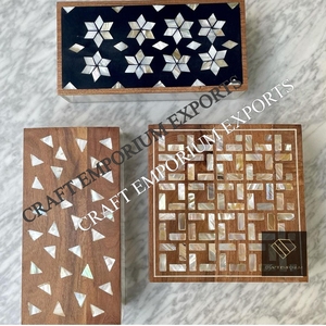 Plateau en bois d'acacia naturel découpé au laser avec incrustation de nacre décorative, plateau de service artisanal durable, ensemble de boîtes en acrylique et en verre - Product Image 6