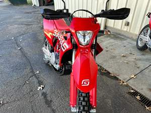 Disponible dès maintenant : Nouvelles motos Supermoto ES 700 2024 en stock - Product Image 2