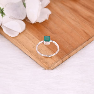 แหวนเงินแท้ 925 ชุบเงิน ดีไซน์ยอดนิยม รูปทรงสี่เหลี่ยมผืนผ้า ประดับพลอยออนิกซ์สีเขียว งานแฮนด์เมด แหวนดีไซเนอร์ แหวนซ้อน - Product Image 4