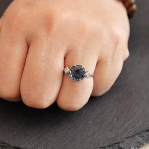 Anillo Clásico de Plata de Ley con Alejandrita y Zirconia que Cambia de Color con Engaste de Garras de Shama Gems and Jewels, Regalo para Ella - Product Image 2