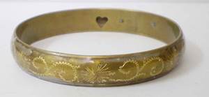 กำไลทองแดงชุบทองหรูหรา พร้อมลวดลายเกลียวและลายดาวระยิบระยับสีเหลือง ดีไซน์เรียบหรู งานโลหะประณีต - Product Image 6