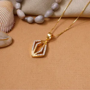 Collar con Colgante Geométrico Chapado en Oro de 18K para Mujer, Cadena de Serpiente con Circonita Cúbica, Joyería Minimalista de Moda, Marca Hecha en Rajasthan - Product Image 3