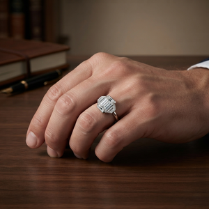 Bague pour femme LILABA ENTERPRISE en or blanc 18 carats avec pierres latérales en forme de trapèze et diamant de laboratoire taille émeraude, clarté F VVS2, certifiée IGI - Product Image 3