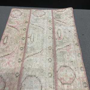 Tapis vintage 1,3 x 3,1 pieds, petit tapis turc, tapis patchwork rose et blanc - Product Image 4