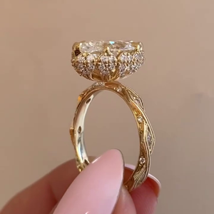 Anillo de Compromiso con Corte Marquesa Certificado por IGI con Piedras Laterales, Anillos de Diamantes de 6 Puntas - Product Image 2