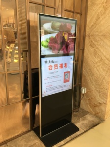 จอแสดงผลดิจิทัลแบบตั้งพื้นในอาคารขนาด 43 49 55 65 นิ้ว จอ LCD บางเฉียบ พร้อมระบบควบคุมระยะไกล CMS สำหรับร้านค้าปลีก แสดงภาพเคลื่อนไหวได้ - Product Image 3