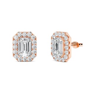 Pendientes de halo único con diamante esmeralda de 0.60 ct, diamante cultivado en laboratorio, en conjunto con anillo de boda de platino - Product Image 3
