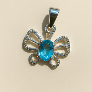 Pendentif papillon en topaze bleue naturelle à 100 %, modèle 218 de Rhaya Jewels, design minimaliste unisexe, plaqué rhodium, pendentifs fins, breloques - Product Image 2