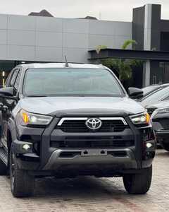 รถมือสองสุดฮอต ลดราคาพิเศษ ปี 2024 สำหรับ Hilux Conquest แบบดับเบิ้ลแค็บ พวงมาลัยซ้าย ภายในสีเข้ม พร้อมโปรโมชั่นส่งฟรี - Product Image 2